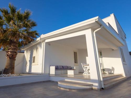 Tre Fontane Apartment | Apartment Wohnung 'Weiße Villa al Mare by Interhome