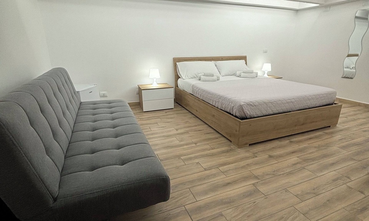 Nettuno House | At 100 mt from the sea and train station, room with all amenities