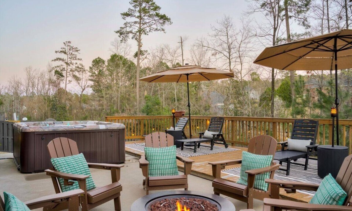 Martinez House | Augusta Abode: Practice Golf Room ~ Hot Tub ~ Home Theater ~ Bball ~ ANGC15min