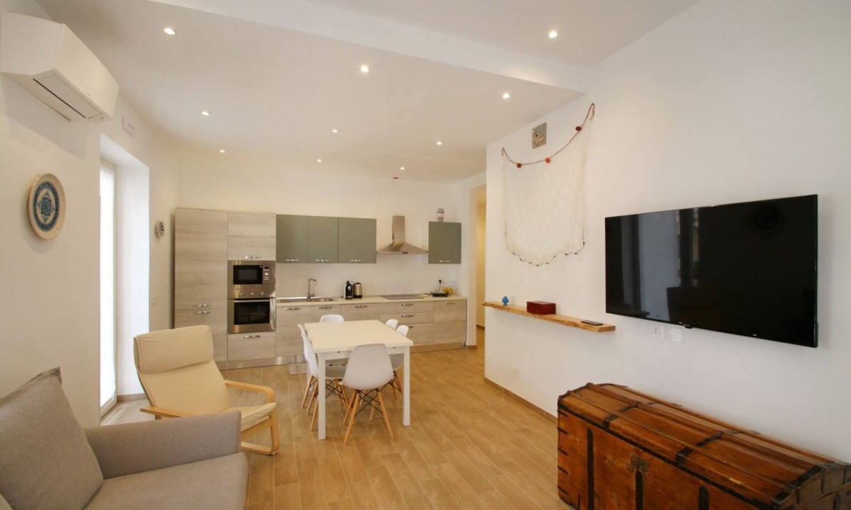 Marina di Caronia Apartment | Aunt's house-just a stone's throw from the sea