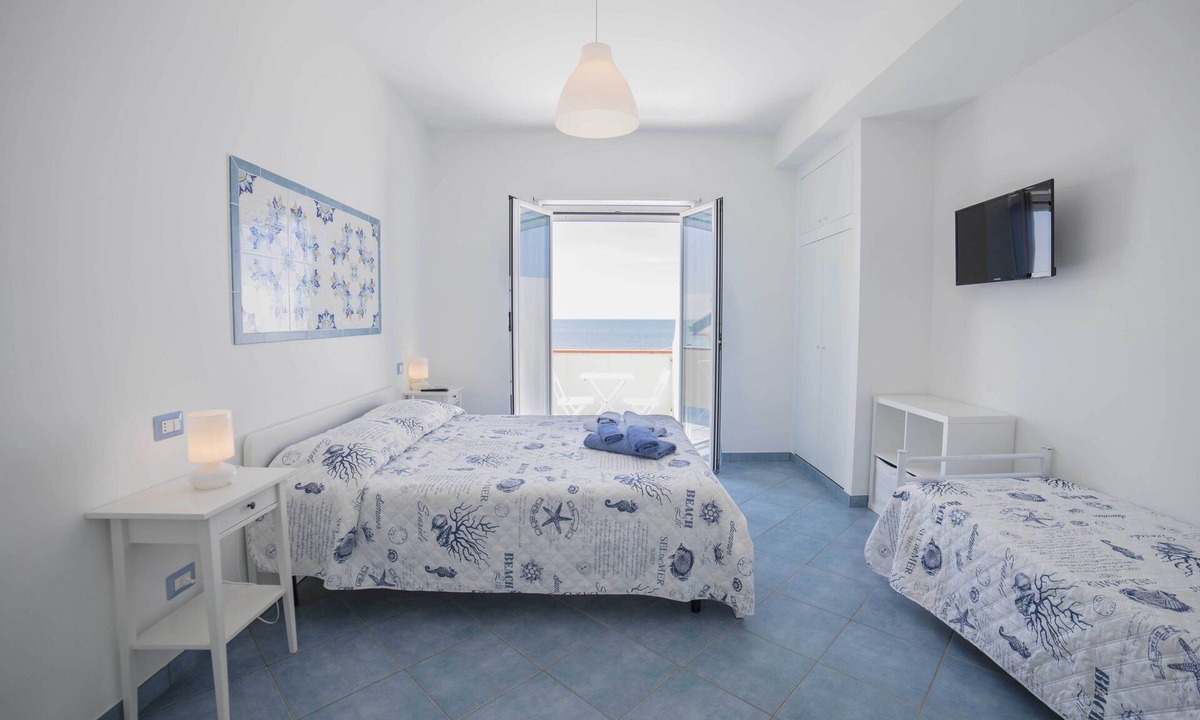 Capo d'Orlando Bed & Breakfast | B&B Il Capitano with sun beds and umbrellas for the sea