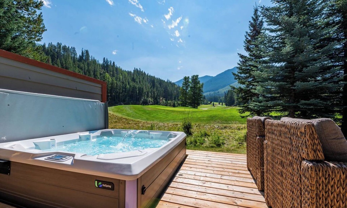 Panorama Ski Chalet | Backs onto Greywolf 9-Private Hot Tub-Amazing Views-Deck-BBQ- Ski-in/Out Sunbird