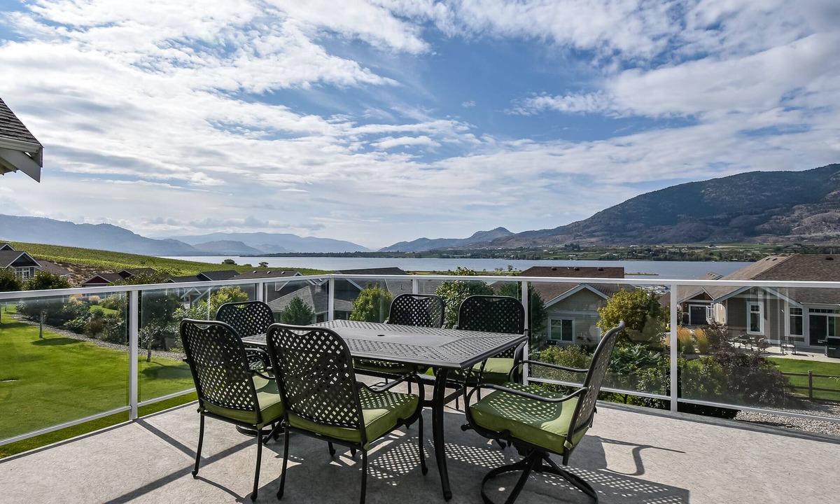 Osoyoos House | Beach, boatslip, 2 pools, 2 hottubs, 4 bdrm house sleeps 12