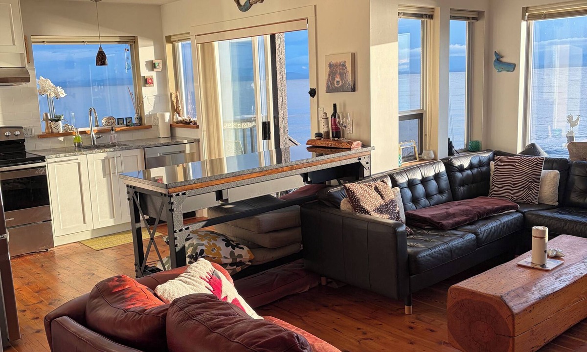 Campbell River House | Beach front Duplex on Stories beach near Campbell River