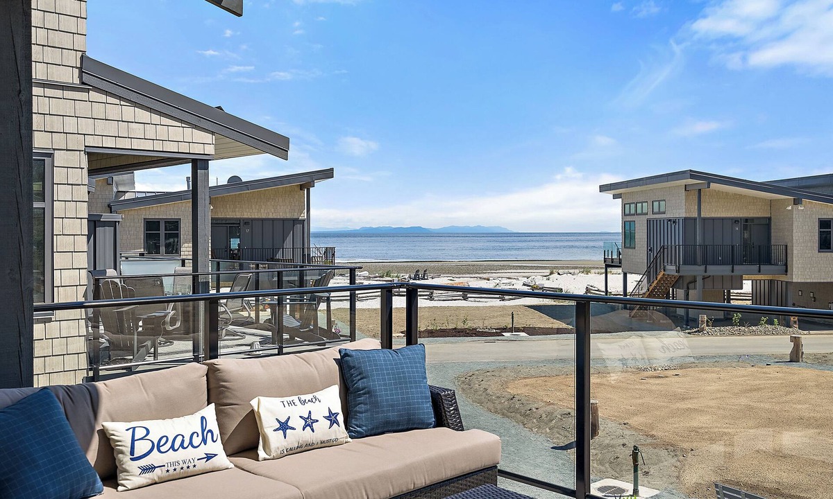 Black Creek House | Beachfront Luxury, Well-Stocked, Sleeps 6