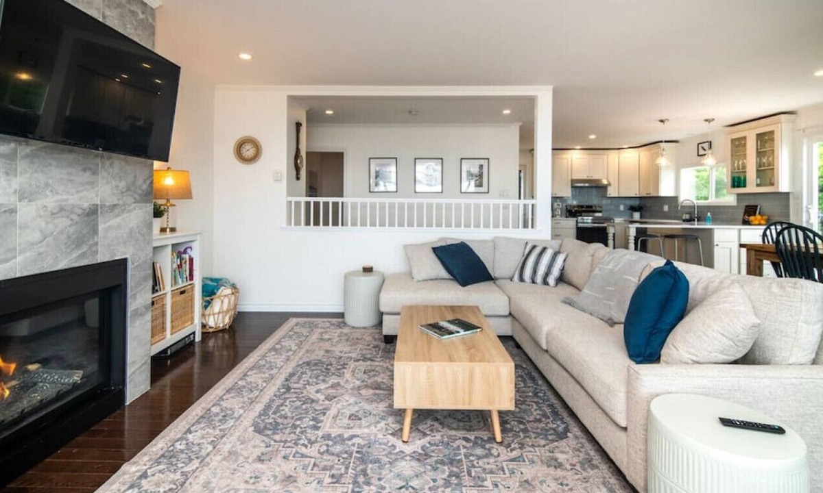 Campbell River House | Beachfront | Sandy Shore, Near Mt. Washington