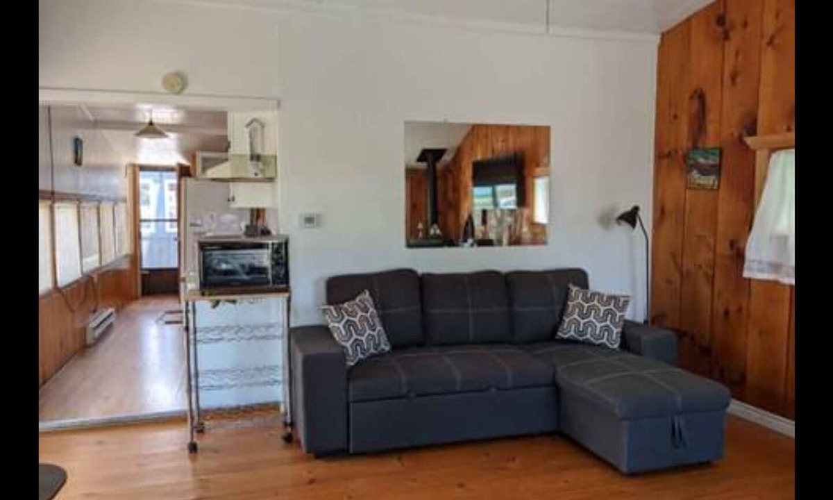 Central Elgin Cottage | Beachfront Spectacular Property Directly on a Private Beach in Port Stanley