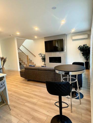 Langford House | Bear Mountain Victoria Luxury 4BR Home 6 to 10 Guests