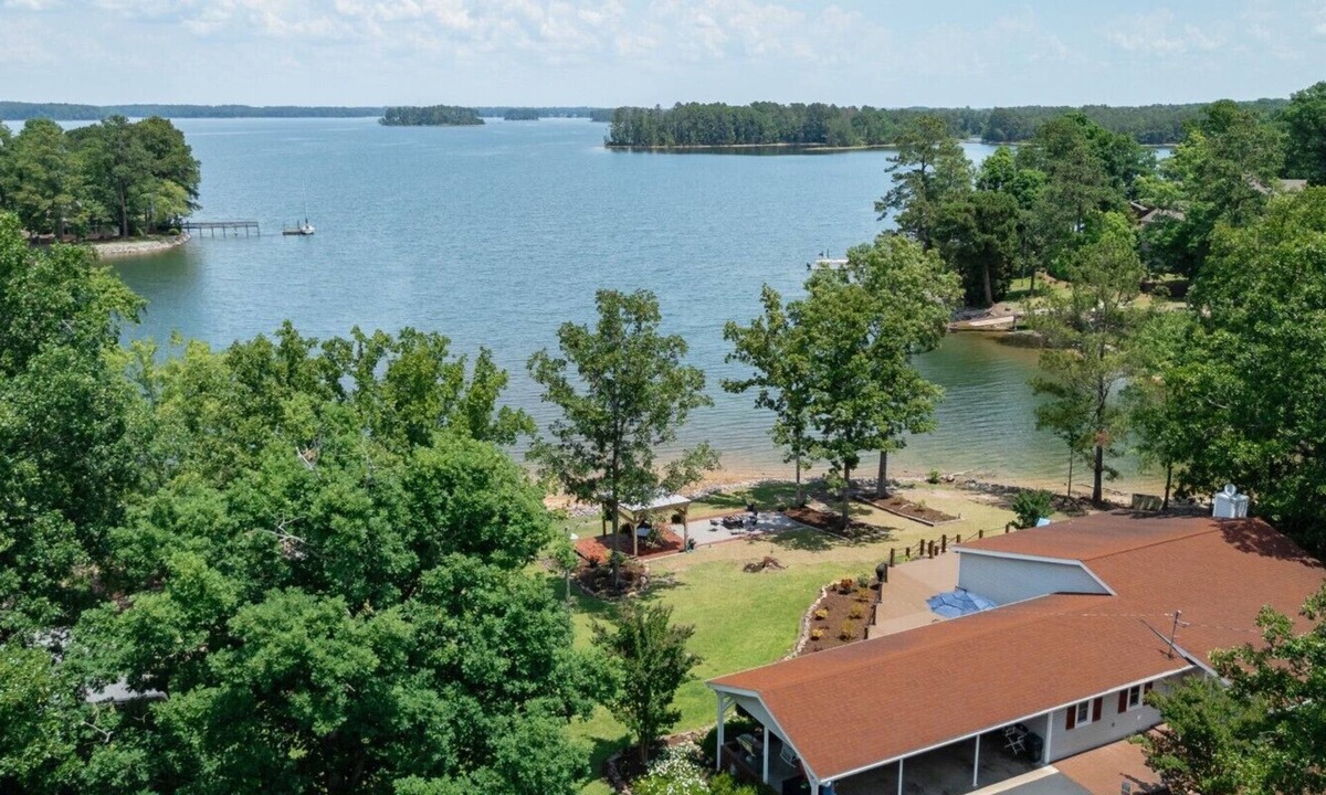Gilbert House | Beautiful 2 BR 2BA Cottage with Private Dock SUP Kayak Arcade and more