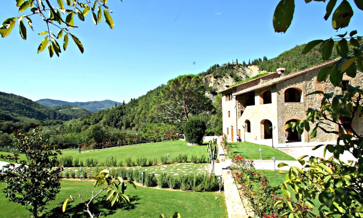 Dicomano Apartment | Beautiful apartment for 5 guests with pool, WIFI, TV and pets allowed