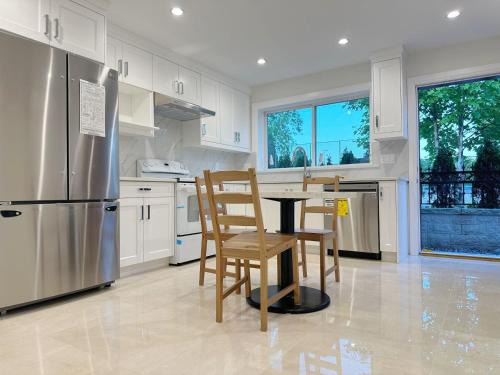 Arbutus Ridge Villa | Beautiful, cozy house for vacation and enjoyment