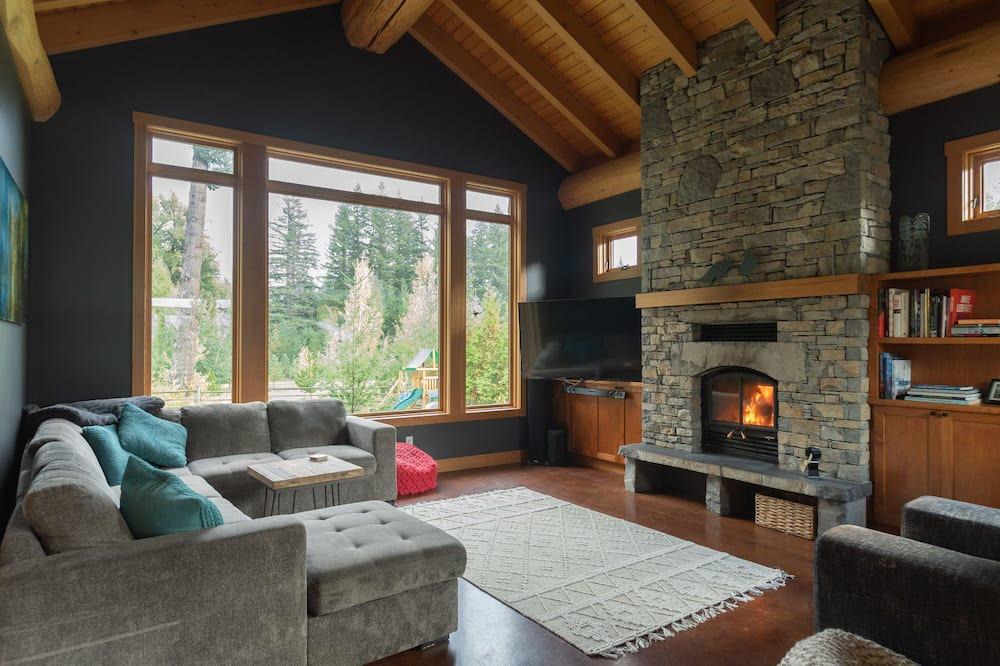Mount Currie House | Beautiful custom artisan home on 3 acres