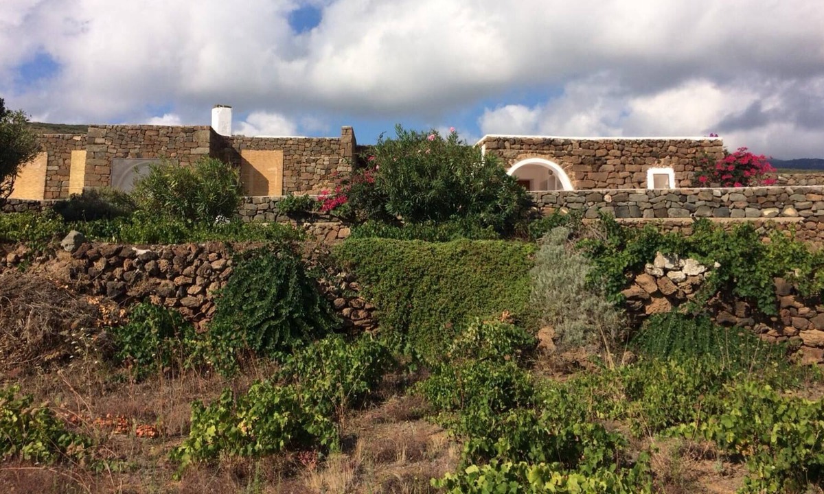 Pantelleria Villa | Beautiful dammuso with swimming pool on the cliff in Tracino
