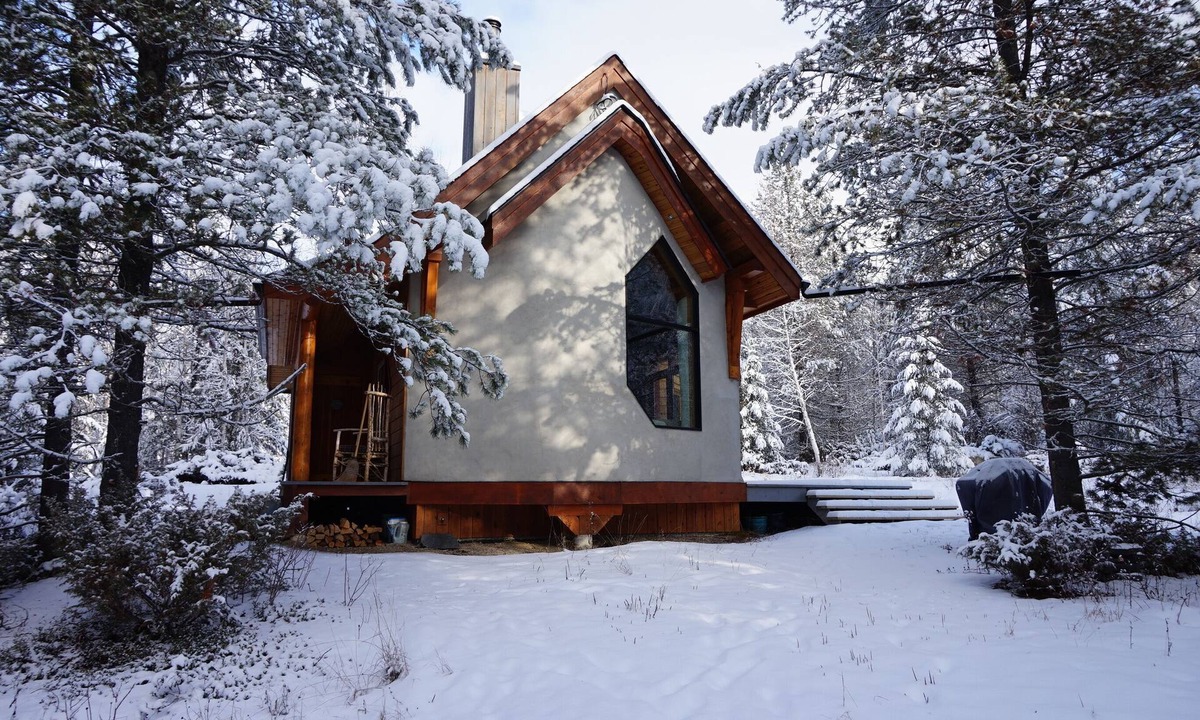 Blaeberry Ski Chalet | Beautiful eco-building in the heart of the Rocky mountains. All modern amenities
