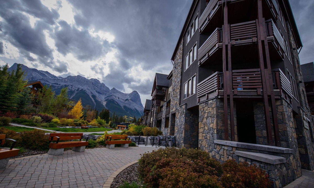 Canmore Condo | Beautiful Getaway In Spring Creek, Canmore