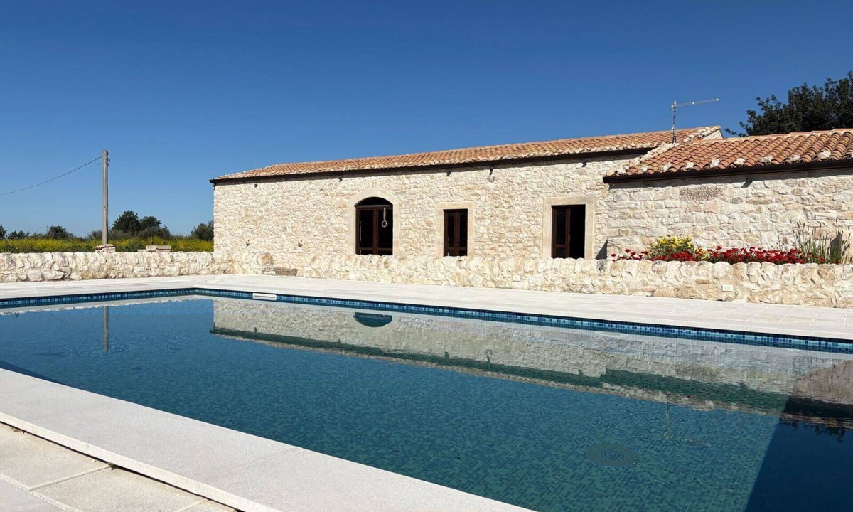 Chiaramonte Gulfi Villa | Beautiful private villa with A/C, private pool, WIFI, TV, patio, pets allowed and panoramic view