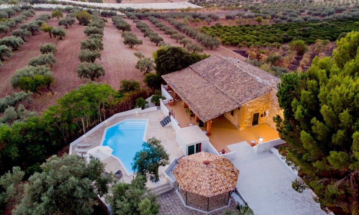 Chiaramonte Gulfi Villa | Beautiful private villa for 10 people with WIFI, private pool, A/C, TV, patio and pets allowed