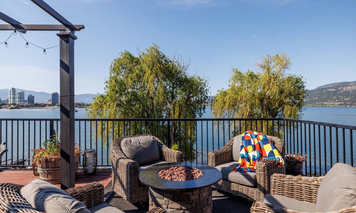 Central Okanagan House | Beautiful & Private Downtown Lakeside Space/King Bed/2 Patios/BBQ &Dog-Friendly!