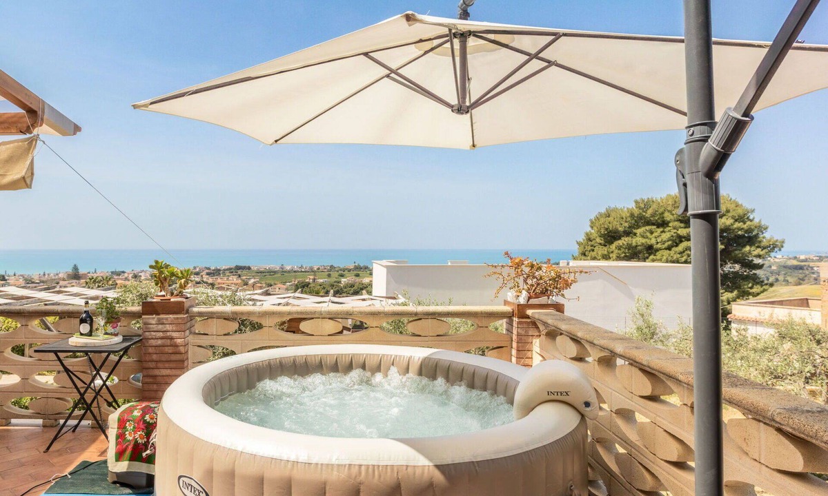 Agrigento Villa | Beautiful private villa for 6 people with hot tub, WIFI, A/C, TV, terrace and parking