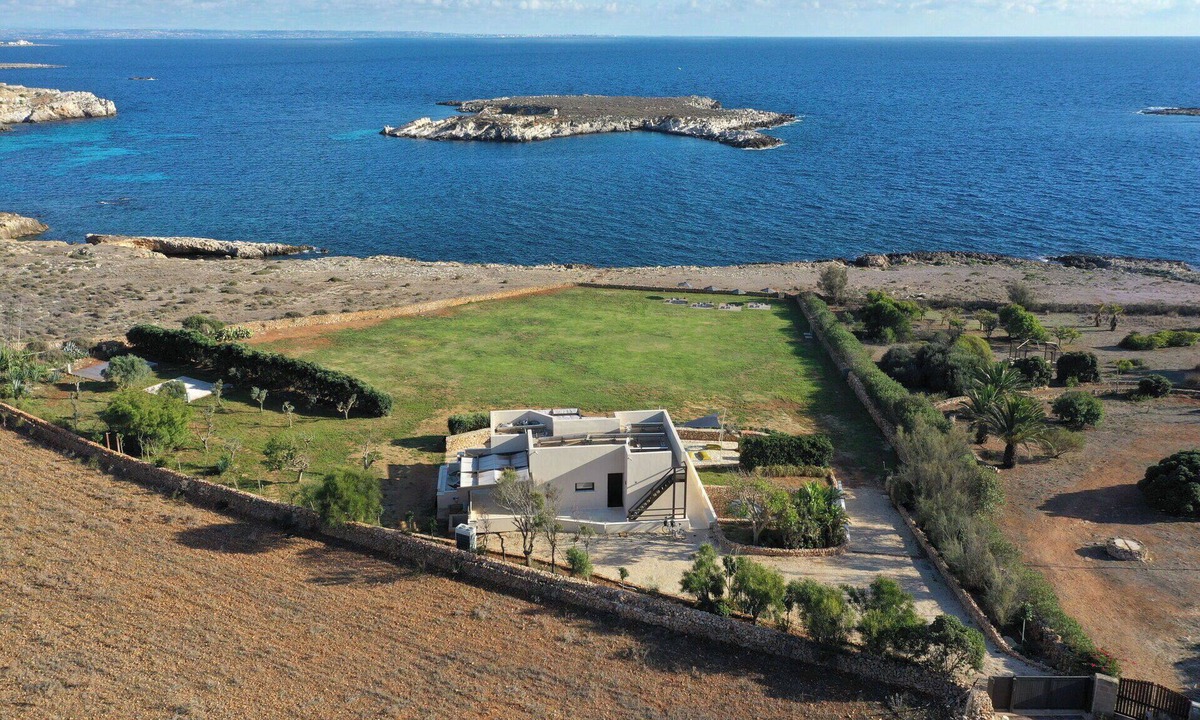 Favignana Villa | Beautiful private villa for 12 people with WIFI, A/C, TV and patio