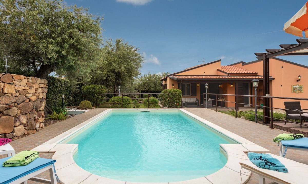 Cefalu Villa | Beautiful private villa for 6 people with A/C, WIFI, private pool, TV and patio