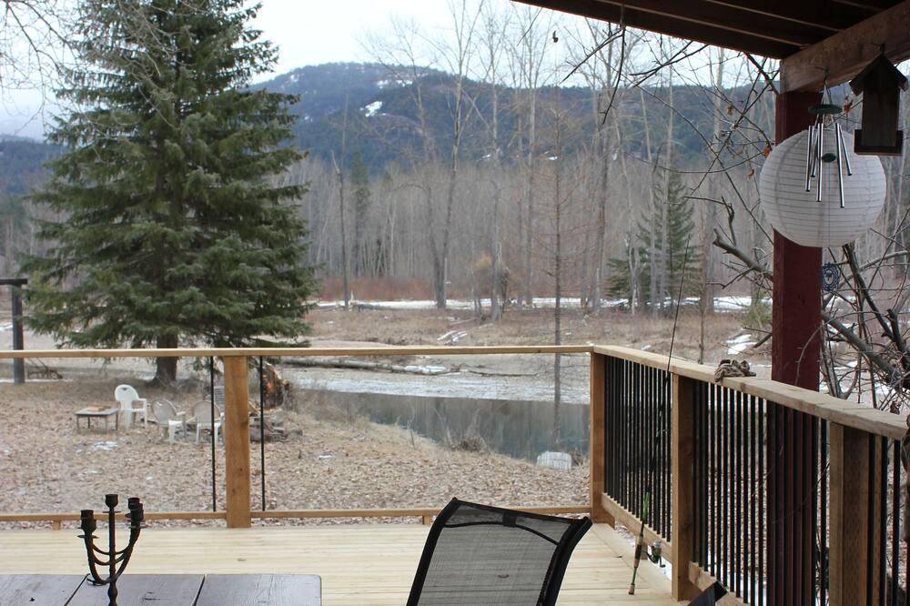 Kootenay Boundary House | Beautiful Riverfront Home on Acreage