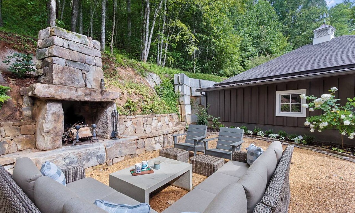 Murphy Ski Chalet | BEAUTIFUL SETTING - RIVER FRONT W/FIRE PIT!