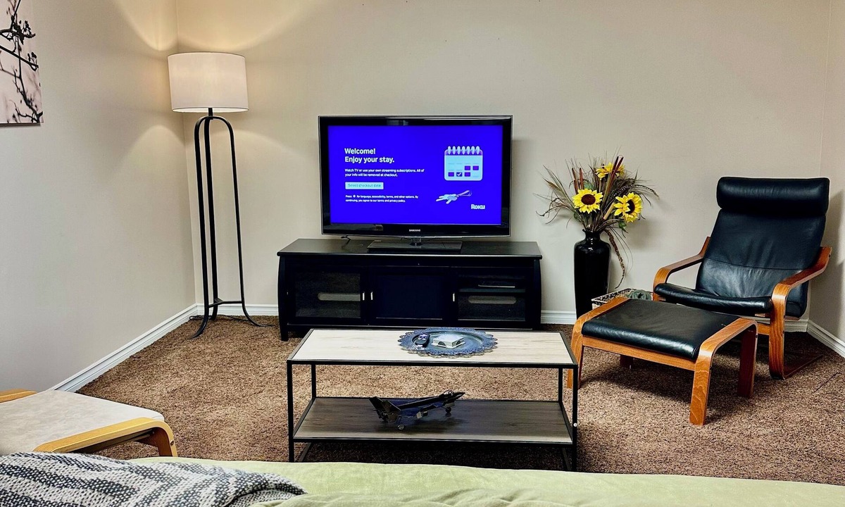 St. Albert House | Beautiful Suite with Fenced yard + in suite Kitchen and Laundry