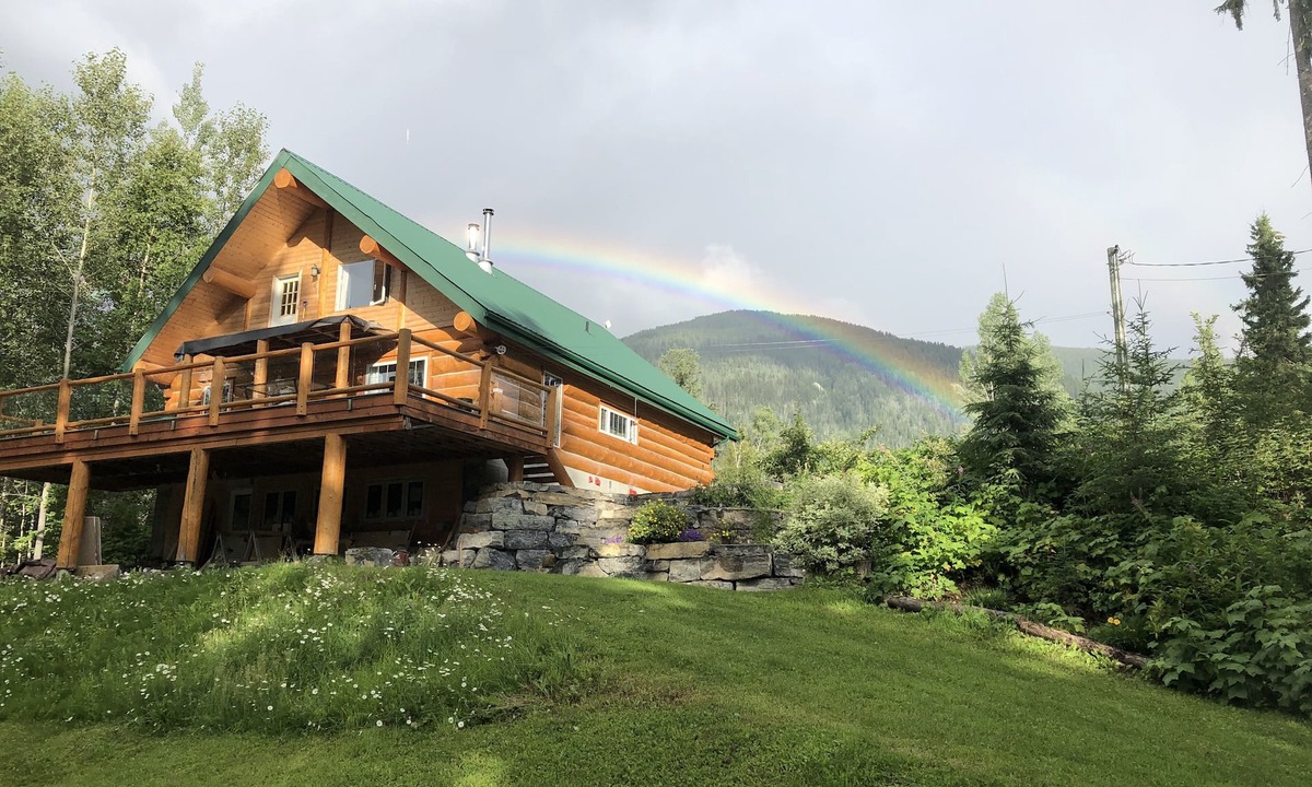 Blaeberry House | Beautiful Suite with Ski Resort & National Parks Nearby.