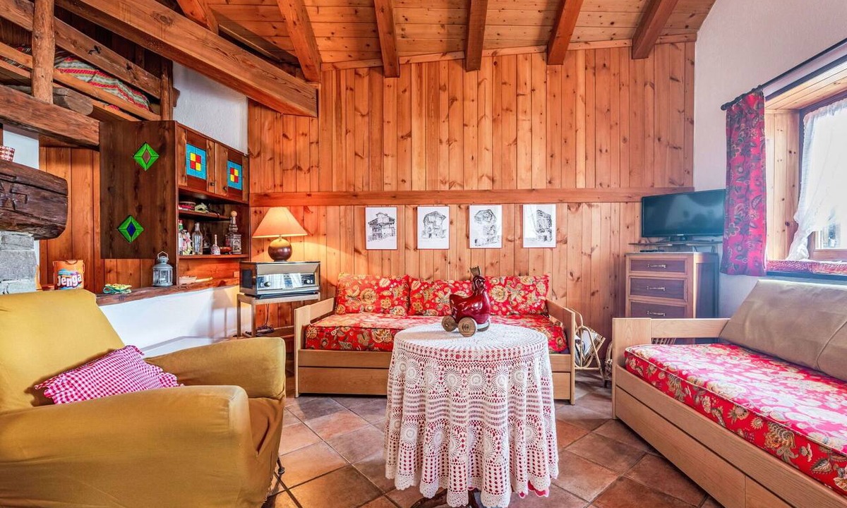 Introd House | Beautiful villa for 4 guests with TV, balcony, pets allowed and panoramic view