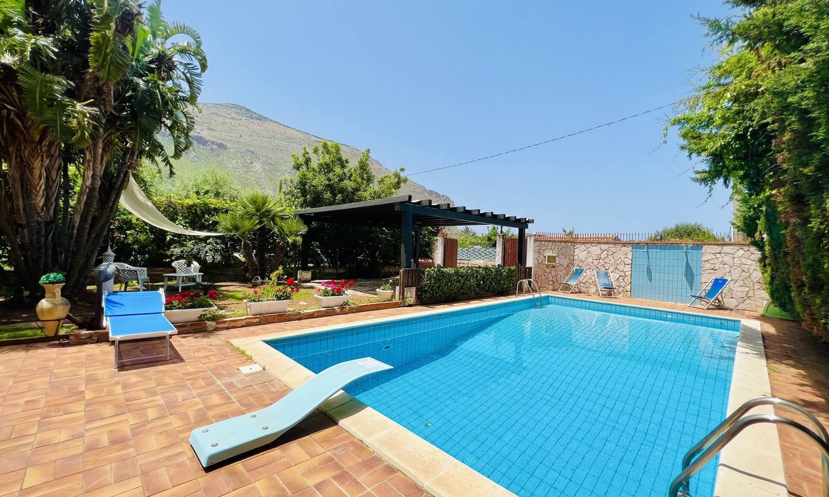 Carini Villa | Beautiful Villa with Private Pool a few KM from the sea!