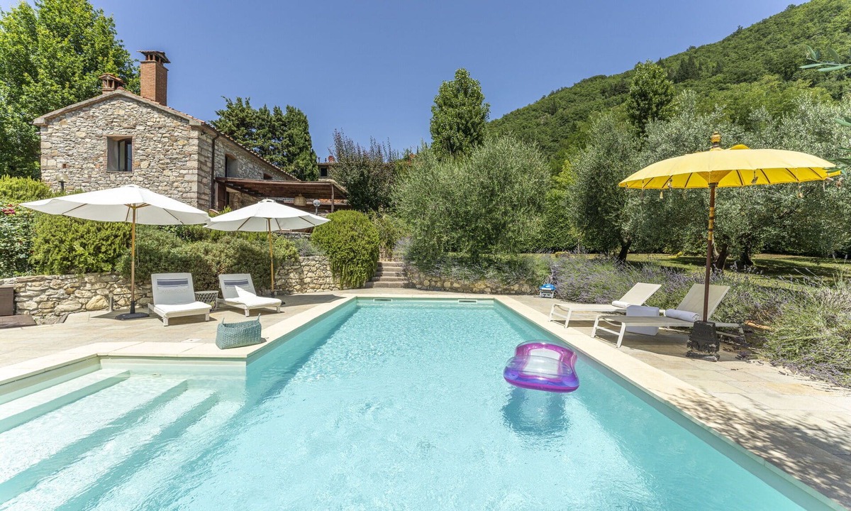 Vaiano Villa | Beautiful villa with private pool, A/C, WIFI, TV, veranda, pets allowed and panoramic view