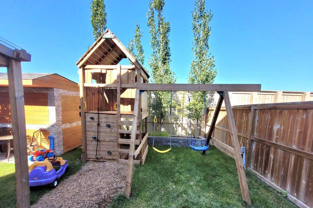 Panorama Hills House | Beautifully upgraded home- 2 min from restaurants, grocery, shops & Stoney Trail