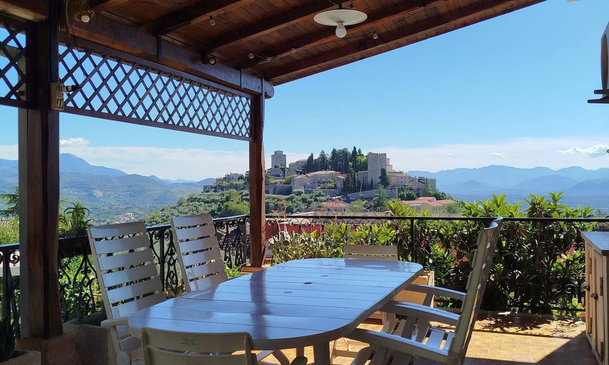 Monte San Giovanni Campano Villa | Benesié- Elegant villa with castle view