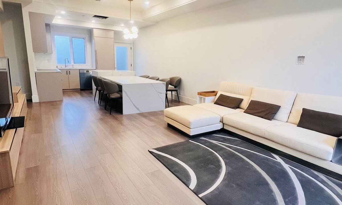Kerrisdale House | Big 3 bed+ 3 Bath townhome with rooftop views