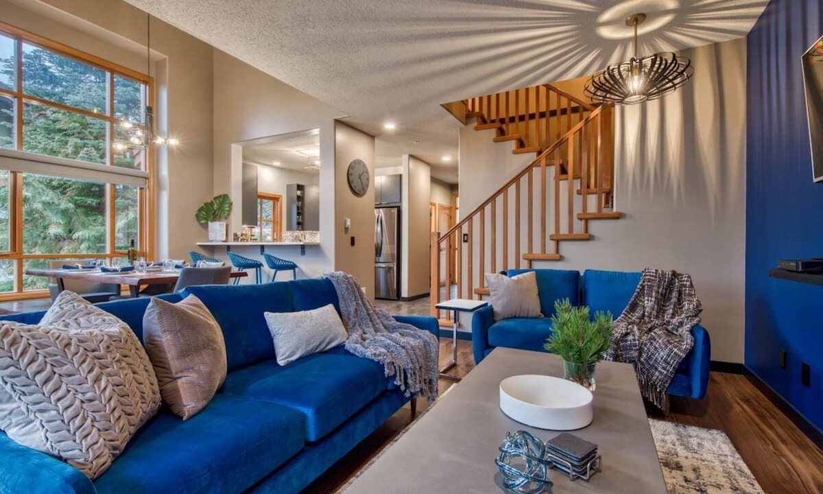 Sun Peaks House | Blacktail Lodge: Ski in/Ski out, walk to village