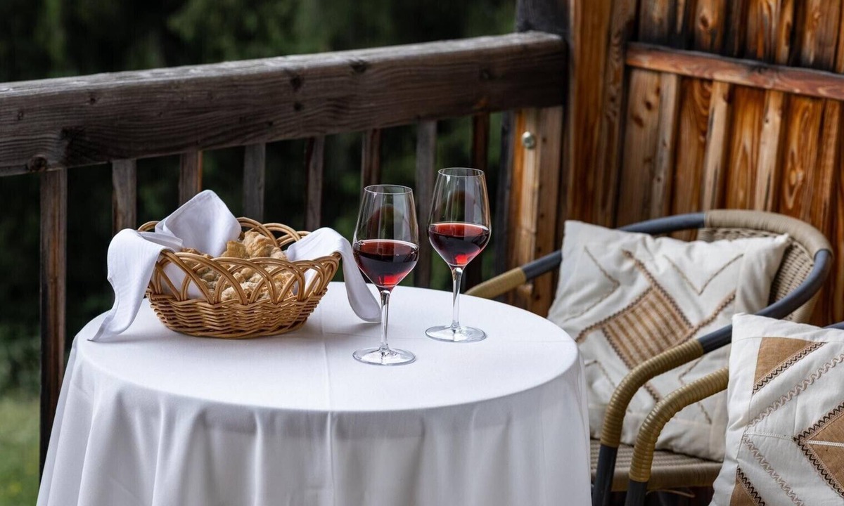 Monguelfo Apartment | BnB Lettnerhof – Family Suite 4: Surrounded by Nature, South-Facing Balcony, Mountain Views, Wi-Fi