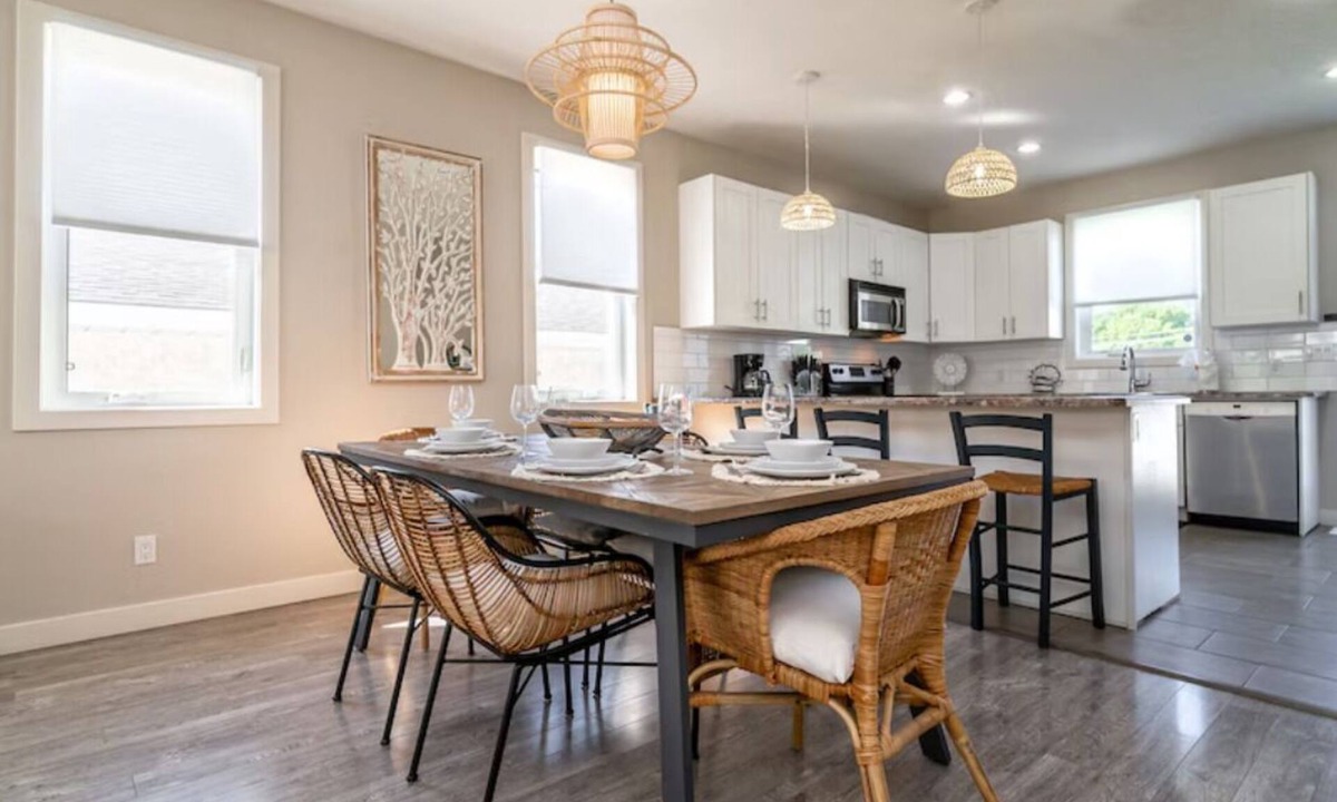 North Central Edmonton House | BoHo House-Sleeps 17-Garage-3 Kitchens-Fireplace