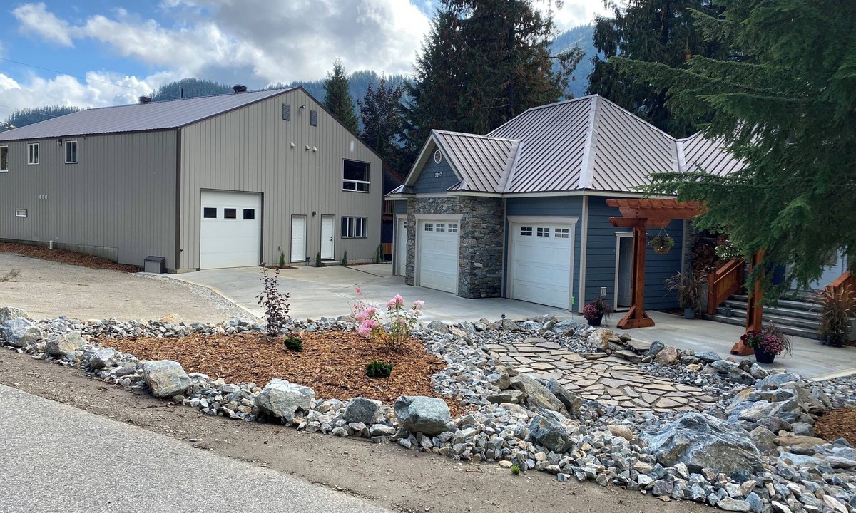 Revelstoke Hotel | Boulder Suite Studio with hot tub, trail access and easy commuter access.