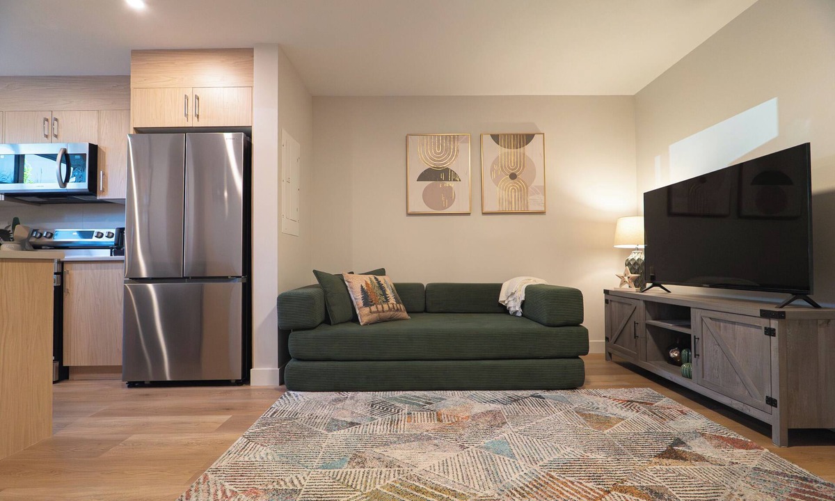 Victoria House | Boutique Hotel-Style Suite | 15 Min Walk to the Ocean | Parking & Kitchen