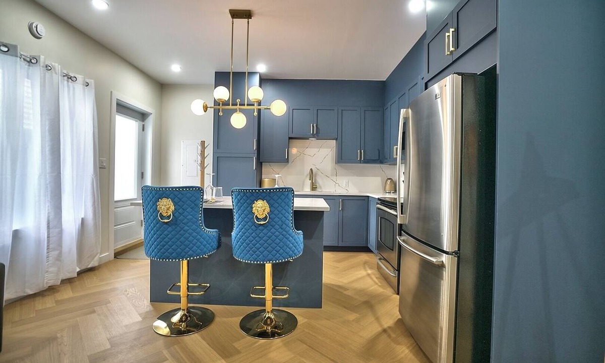 Sherbrooke Apartment | Boutique Studio, Spa Bath & Parking, Sleeps 2