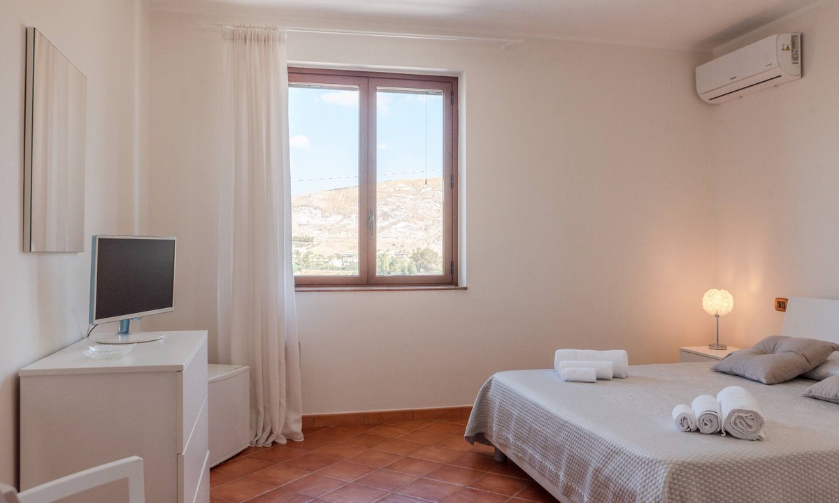 Montallegro Apartment | 'Bovo Marina' Room with Sea View, Shared Terrace and Air Conditioning