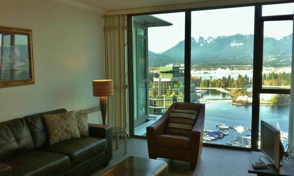 Coal Harbour Apartment | Breathtaking Mountain & Water Views Executive Suite