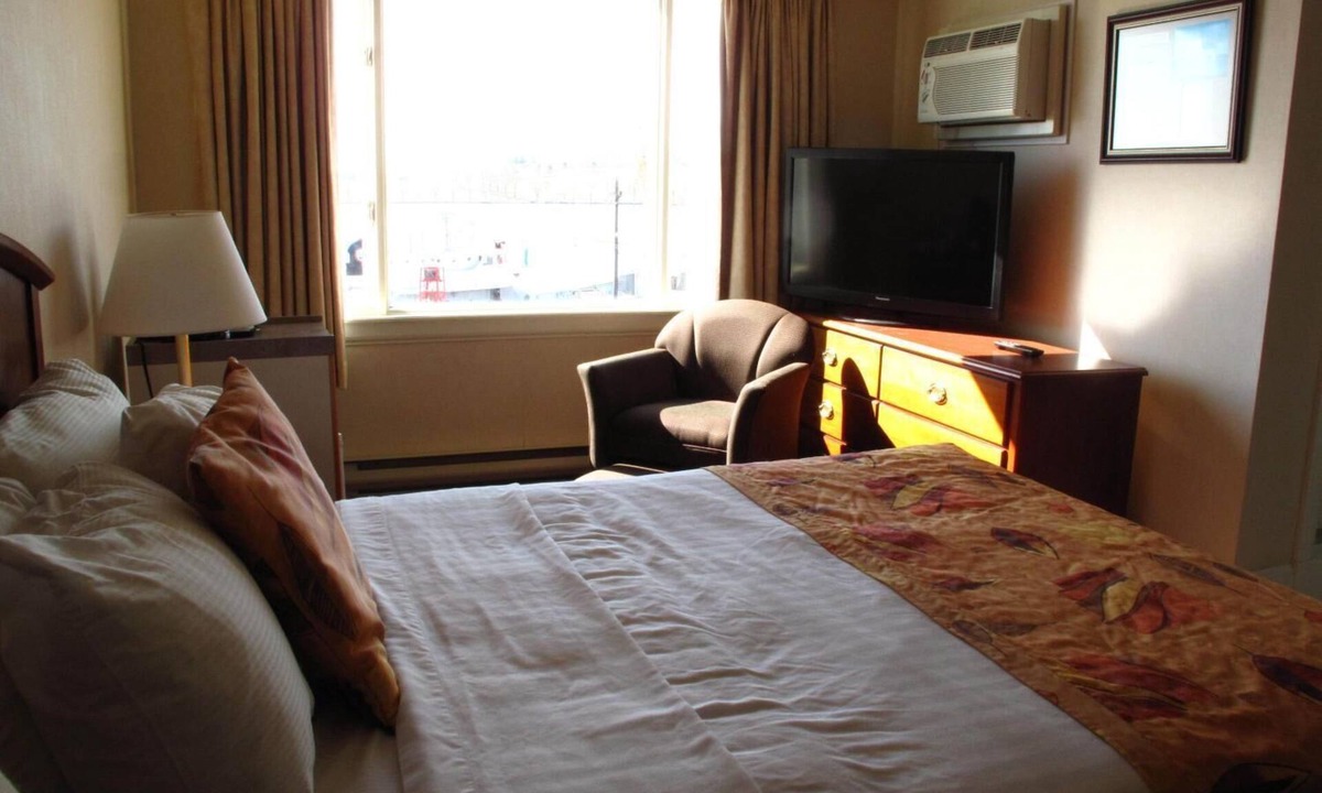 Lunenburg Hotel | Brigantine Inn & Suites