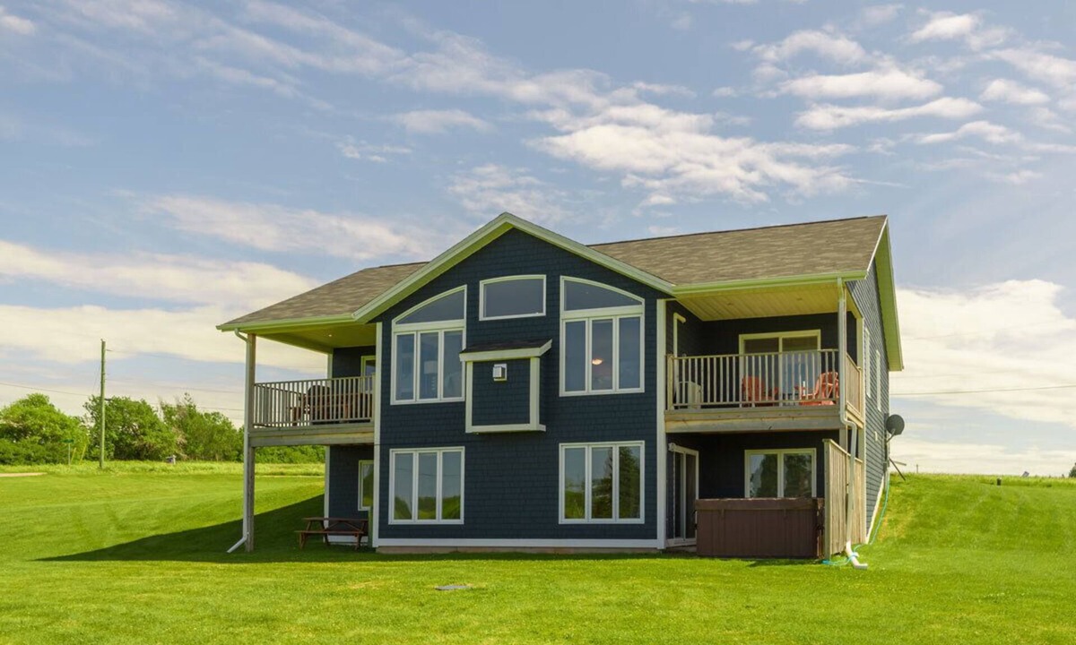 Stanley Bridge House | Bright and Airy Island Stay Near Golf and Cavendish Beach