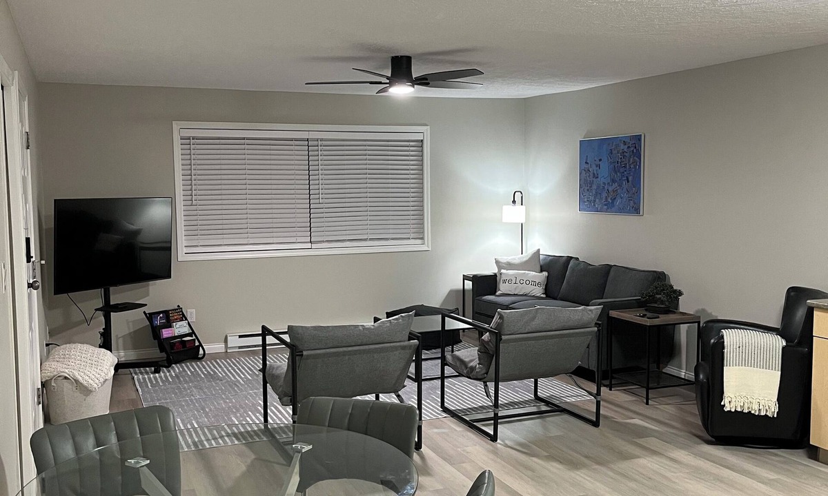 Saanich East House | Bright and spacious 2 bedroom suite ,close to uvic, 10 min to downtown,pets ok.