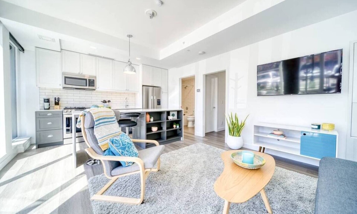 Kensington Condo | Bright & Beautiful Condo with Walkout Patio