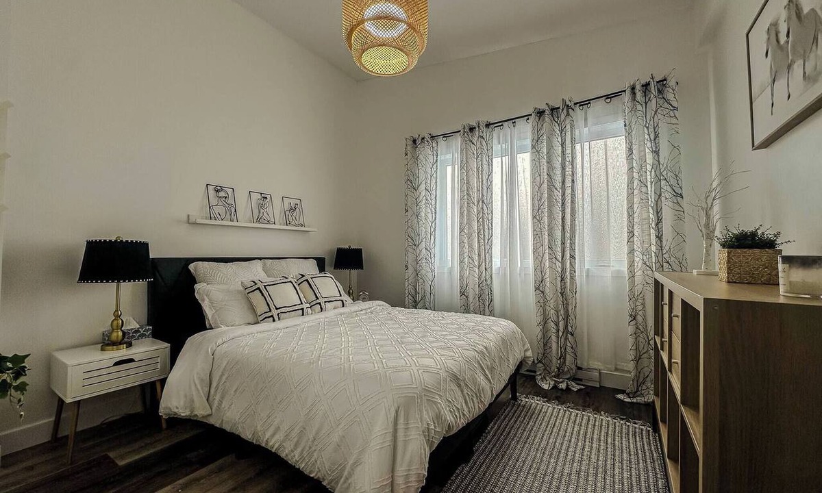 Mirabel Apartment | Bright Home with Balcony - 15 min to Premium Outlets