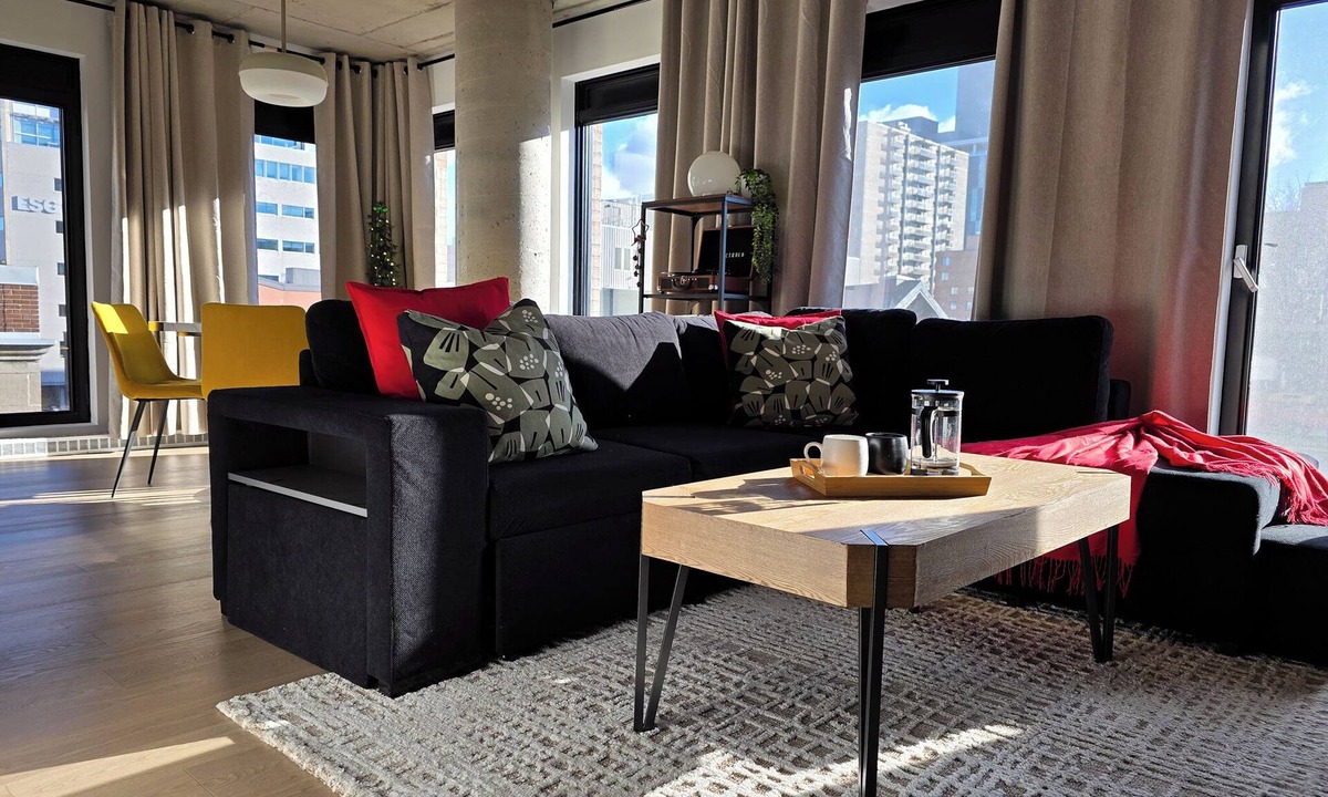 Quartier des Spectacles Apartment | Bright King w/Gym Fast WiFi Coworking Space Steps to Everything Very Central