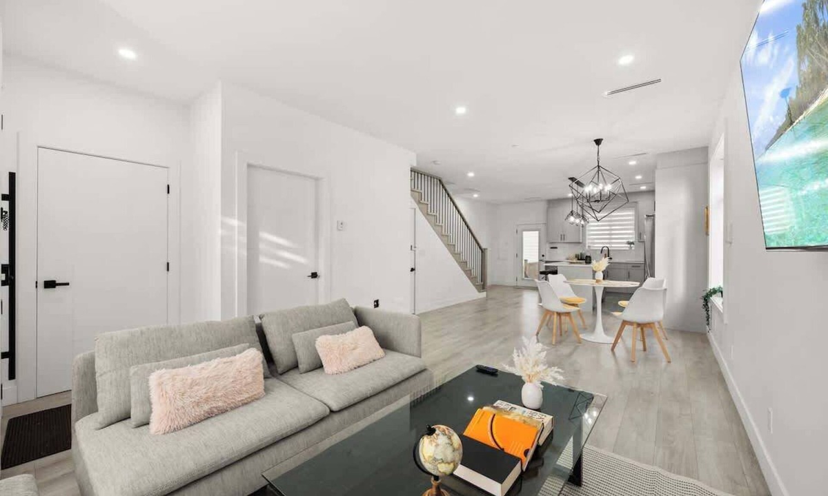 Vancouver South House | Bright Modern 3 Bedroom Suite in Vancouver